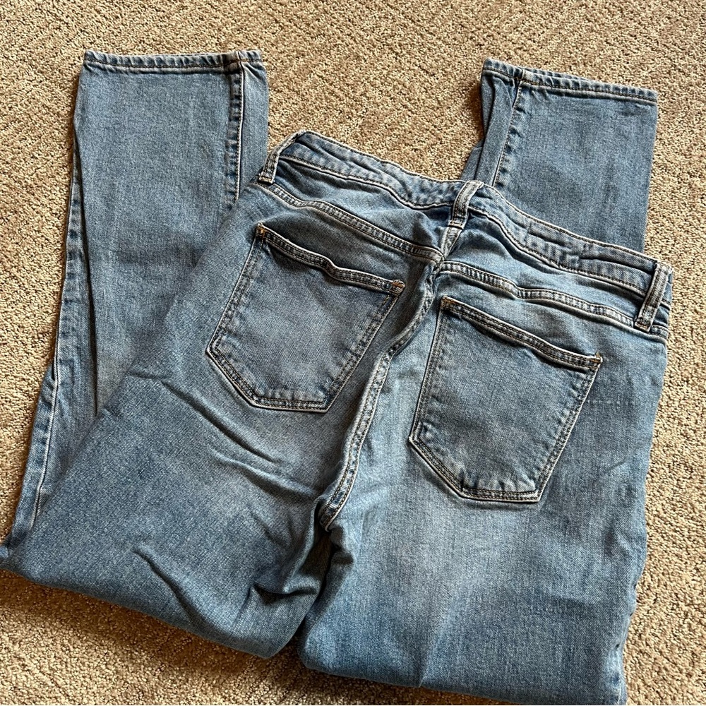 Universal Thread Medium Blue Straight-Leg Jeans - Picture 4 of 4